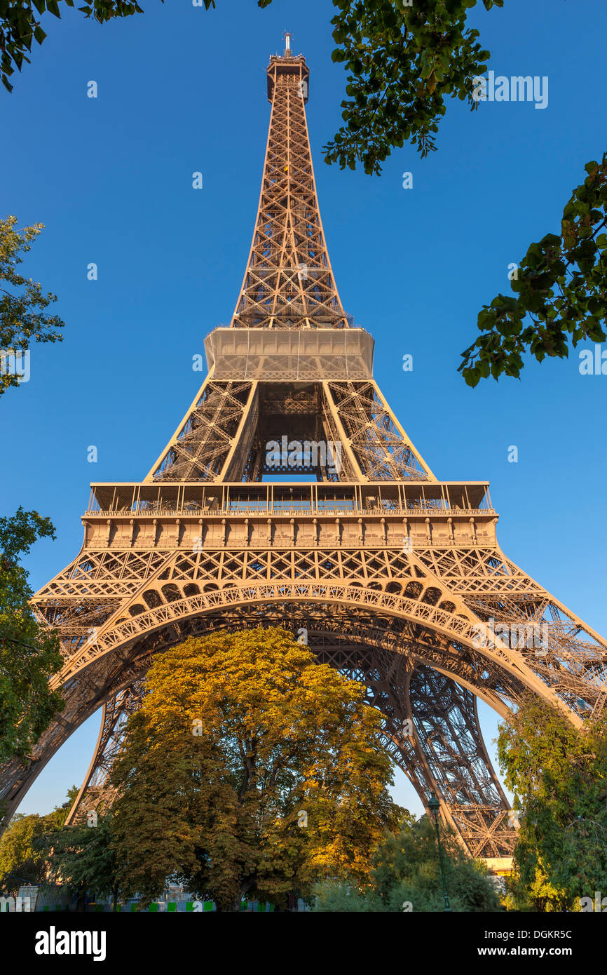 Der Eiffelturm in der Nachmittagssonne. Stockfoto