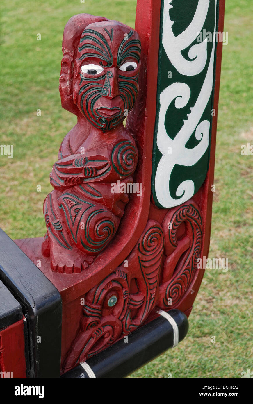 Waka, ein Maori Krieg Kanu, Nachbau von 1990, geschnitzte Bogen mit figürlicher Darstellung und Ornamente, Waitangi Treaty Grounds Stockfoto
