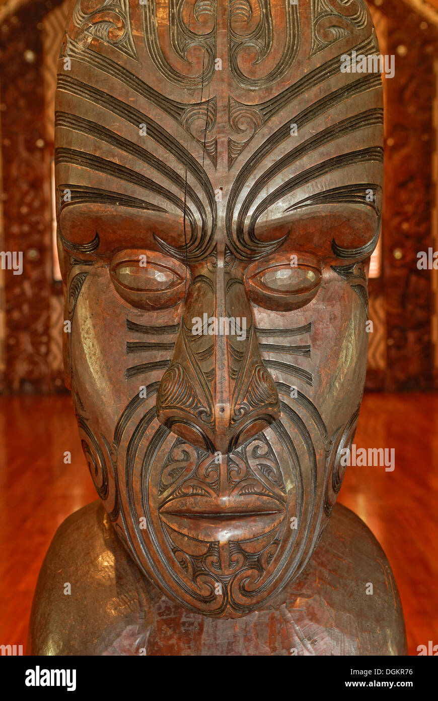 Maori carving, Kopf mit Tattoo, Maori-Versammlungshaus, Waitangi Treaty Grounds, Waitangi, Nordinsel, Neuseeland Stockfoto