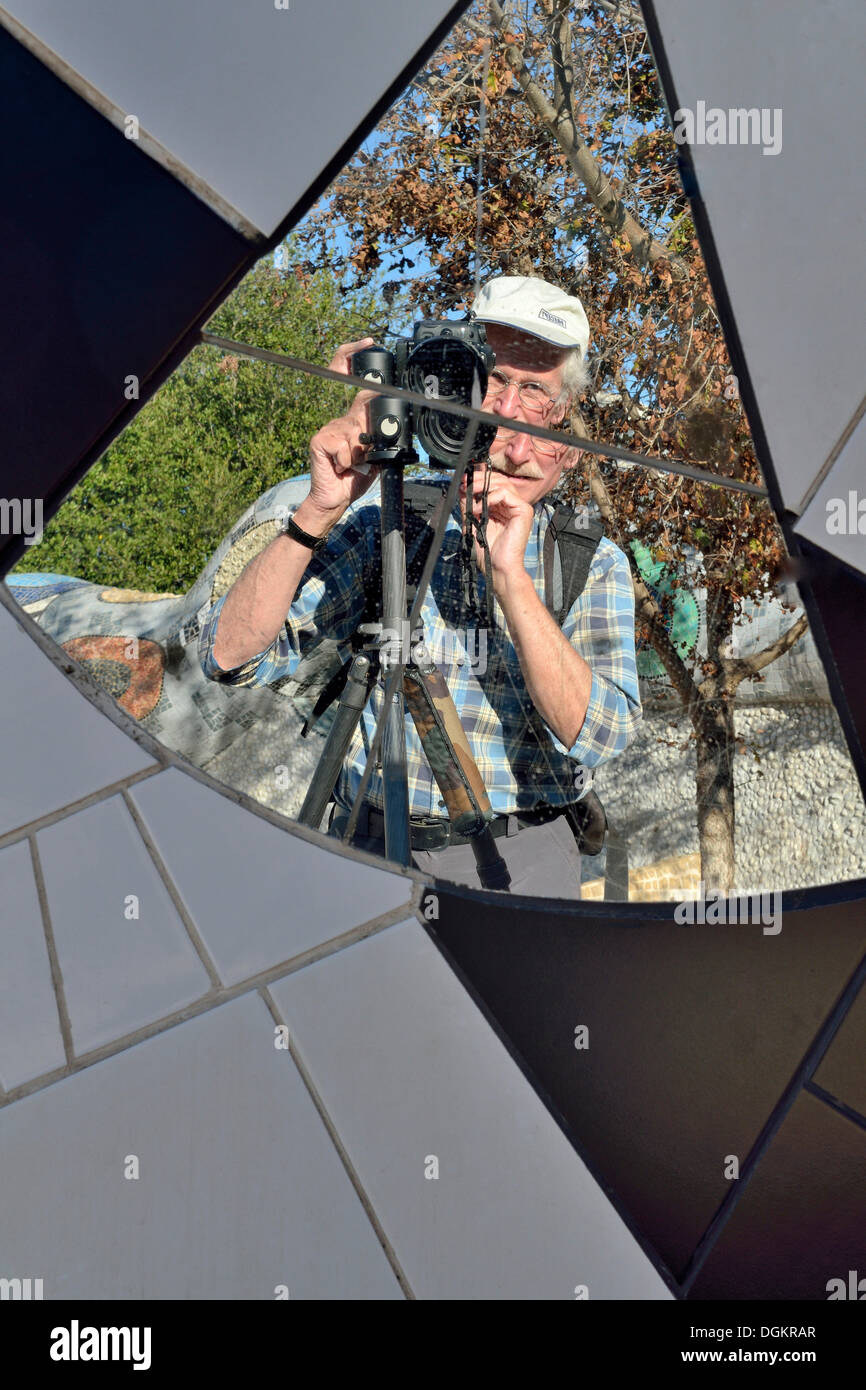 Porträt eines Fotografen in einem Mosaik Spiegel, Königin Califa Magical Circle Spätwerk des französischen Bildhauers Niki de Saint Phalle Stockfoto