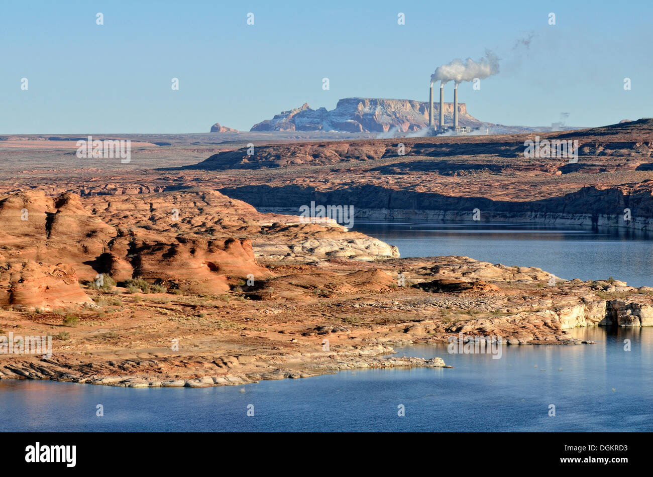 Lake Powell mit einem Kohlekraftwerk, Navajo Generating Station, Lake Powell, Page, Arizona, Vereinigte Staaten von Amerika Stockfoto