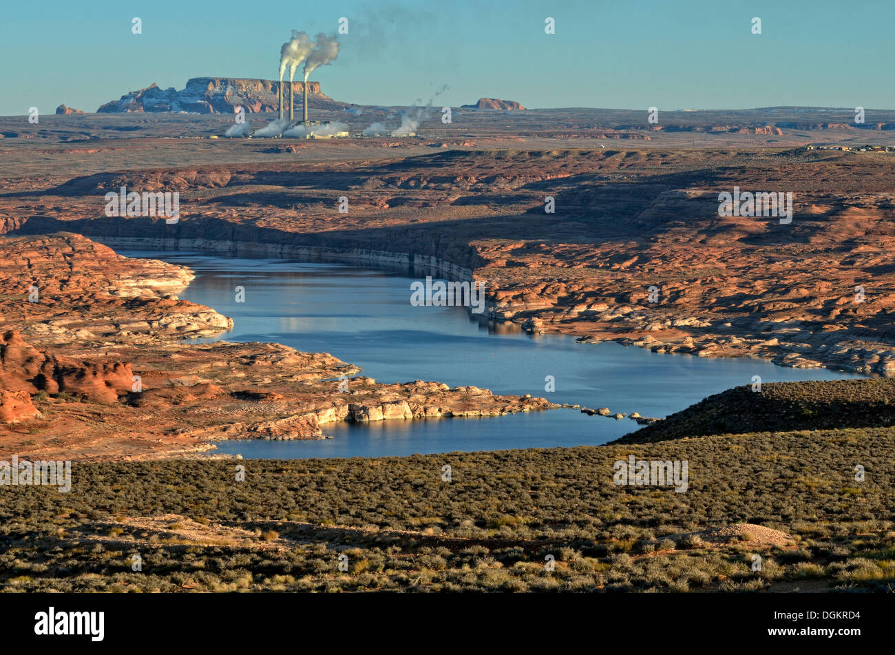 Blick über den Lake Powell in Richtung eines Kohlekraftwerks, Navajo Generating Station, Lake Powell, Page, Arizona, Vereinigte Staaten von Amerika Stockfoto