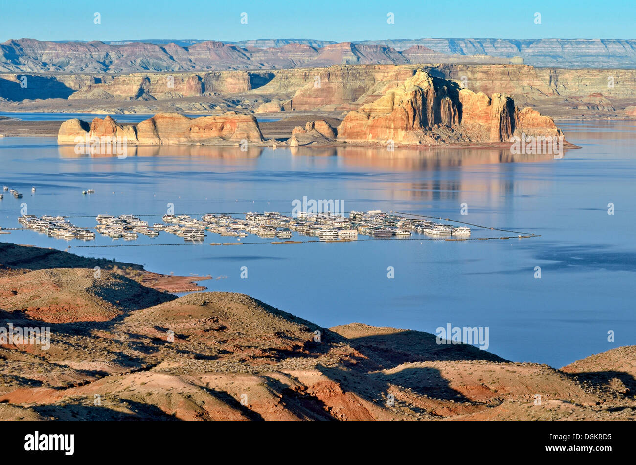 Castle Rock mit Wahweap Marina, Lake Powell, Page, Arizona, Vereinigte Staaten von Amerika Stockfoto