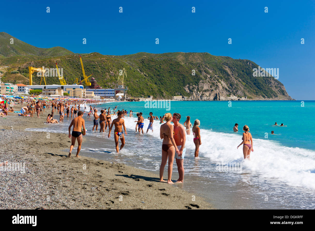 Touristen am Strand von Riva Trigoso. Stockfoto