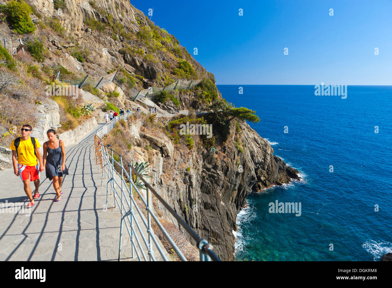 Ein paar auf dem Wanderweg von Riomaggiore nach Manarola. Stockfoto