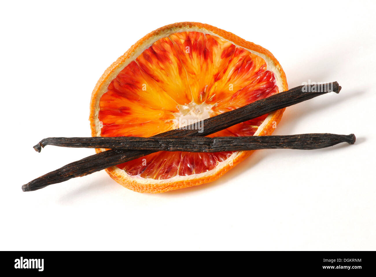 Getrocknete Orangenscheibe mit Vanilleschoten Stockfoto