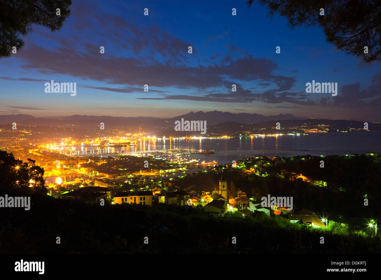 Ein Blick auf Porto della Spezia und Golfo della Spezia von Campiglia Dorf. Stockfoto