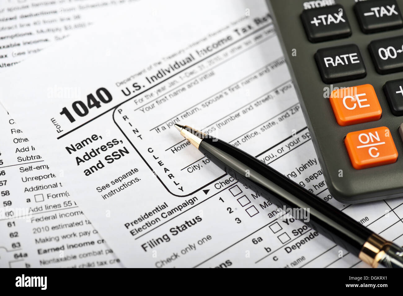 Ein Steuerformular, Stift und Taschenrechner. Stockfoto