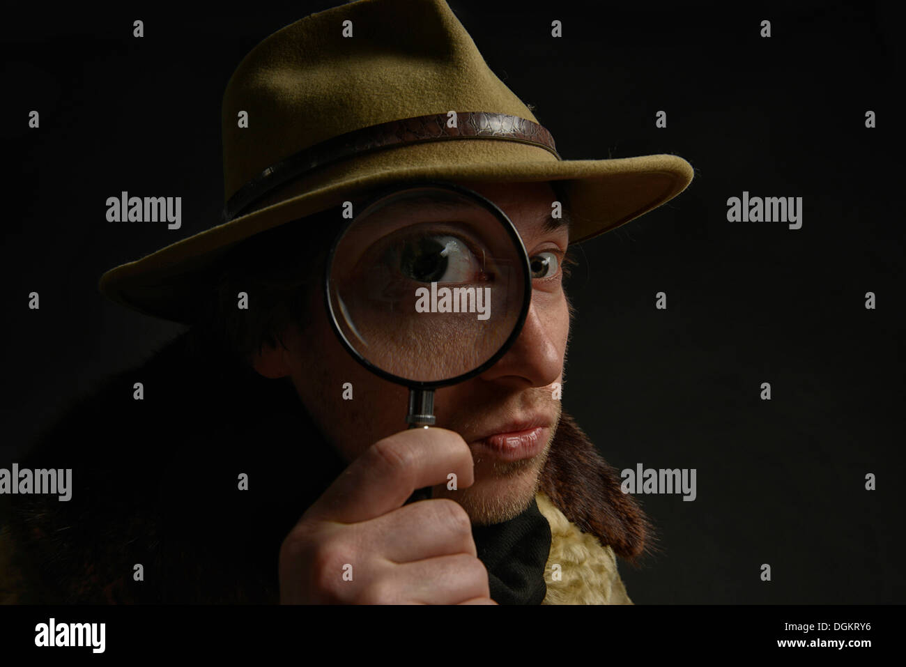 Mann mit Lupe vor seinem Auge, Schweiz Stockfotografie - Alamy
