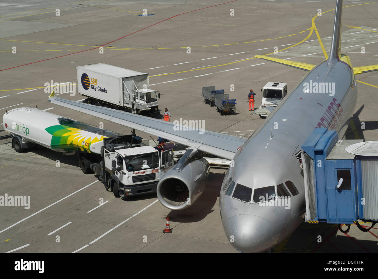 Flugzeug mit einem Gang verbunden, wird betankt mit Servicefahrzeugen, Schürze, Flughafen Köln-Bonn, Nordrhein-Westfalen Stockfoto
