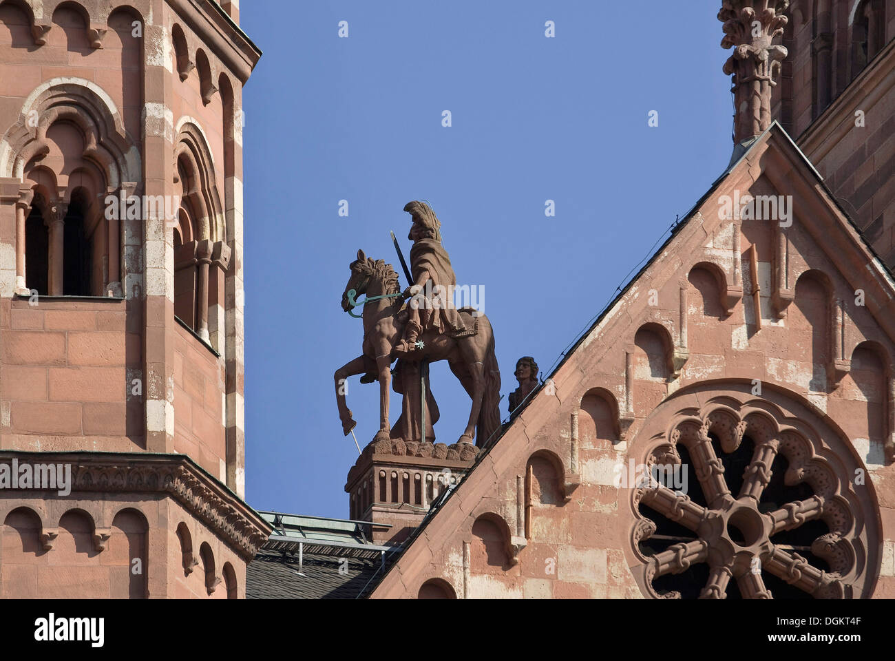 Skulptur des Schutzheiligen St. Martin auf dem westlichen Dach zwischen den Türmen, Kathedrale von St. Martin, Mainz Stockfoto