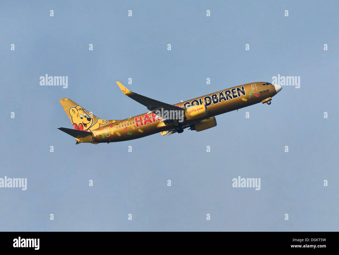 HaribAir, Gold Bären Flugzeuge von Tui Fly Klettern, Boeing 737-800 WL Stockfoto