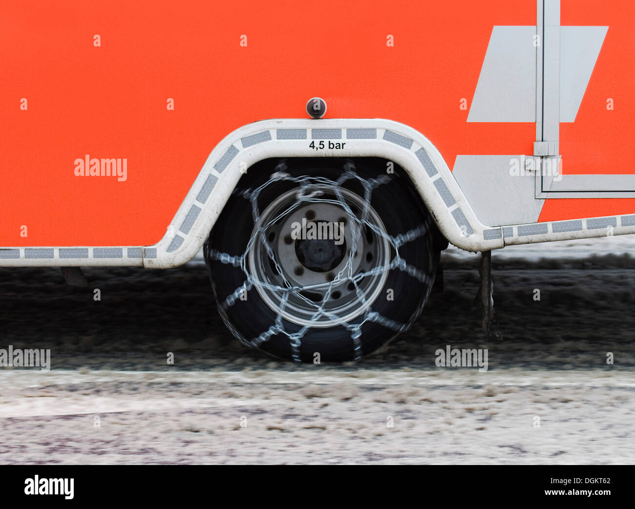Ambulanz in leuchtenden Farben mit Schneeketten Stockfoto Ambulanz in leuchtenden Farben mit Schneeketten Stockfoto