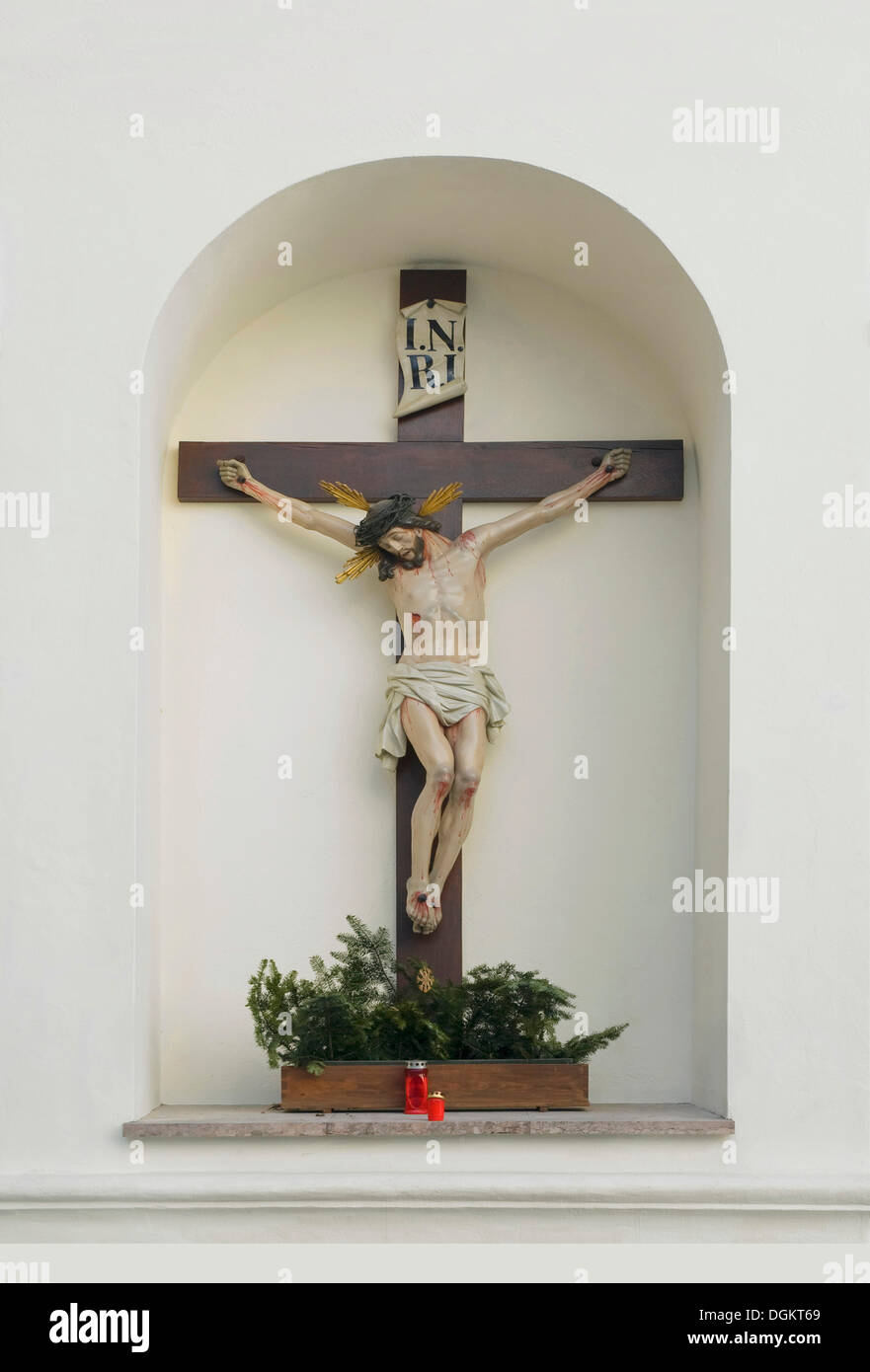 Kruzifix in einer Nische Stockfoto
