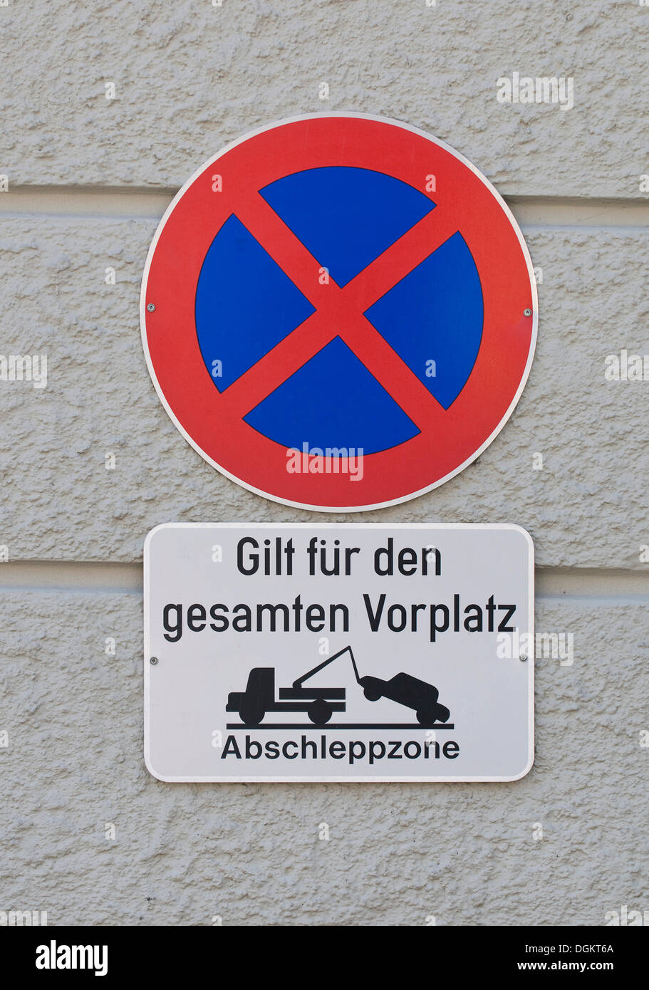 Verbotszeichen, gilt absolutes Parkverbot für den gesamten Platz, Tow – Away Zone mit einem Piktogramm einen Abschleppwagen Stockfoto