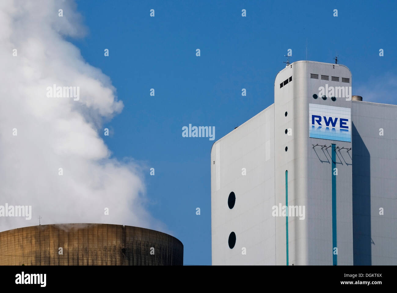 RWE AG, Logo Power Company auf Anlage im Kraftwerk Niederaußem Bergheim Braunkohle, North Rhine-Westphalia Stockfoto