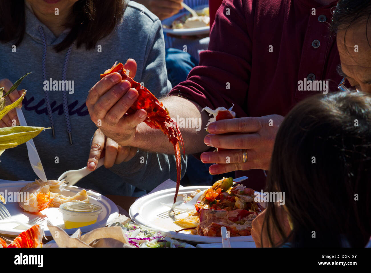 Eine Gruppe von Menschen genießen Hummer bei einem Meeresfrüchte-Festival in Santa Barbara, Kalifornien Stockfoto