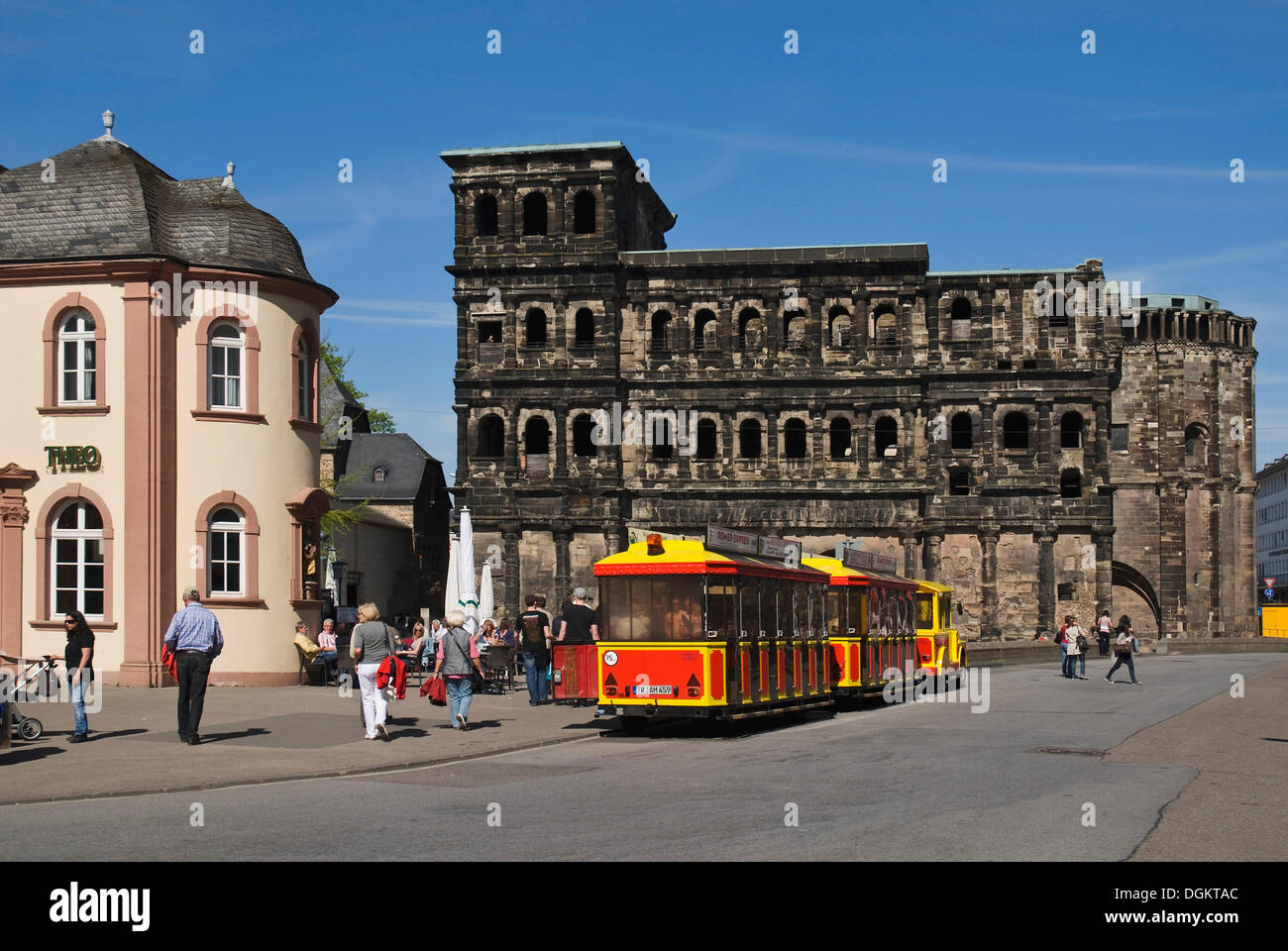 Porta Nigra, Wahrzeichen von Trier, UNESCO-Weltkulturerbe, Roemer Express Touristenzug an Front, Trier, Rheinland-Pfalz Stockfoto