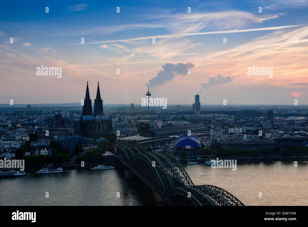 Köln im Abend, Sonnenuntergang, Blick auf Deutz Brücke, Altstadt, Koelner Dom, Kölner Dom, Colonius und der Kölner Oper Stockfoto