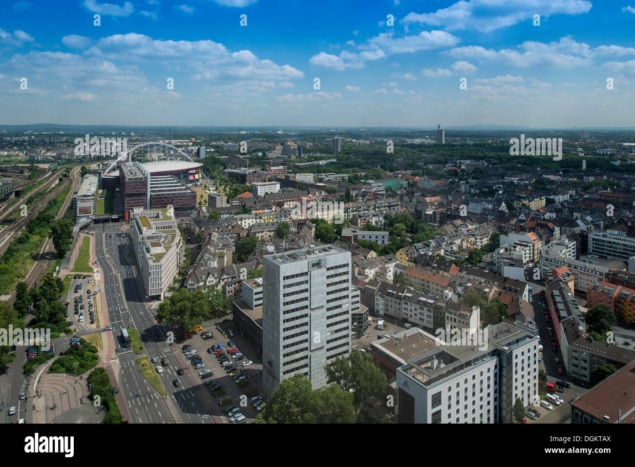 Blick auf Köln Deutz mit Bahnhofsvorplatz, LVR Turm Kölnarena, Bergisches Land/region Stockfoto