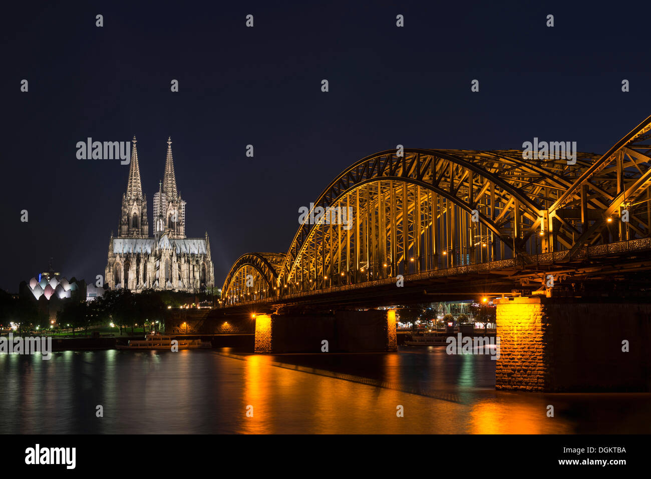 Blick vom Köln-Deutz, das Wallraf-Richartz-Museum, Koelner Dom, Kölner Dom und die Deutz-Brücke in der Nacht, Köln Stockfoto