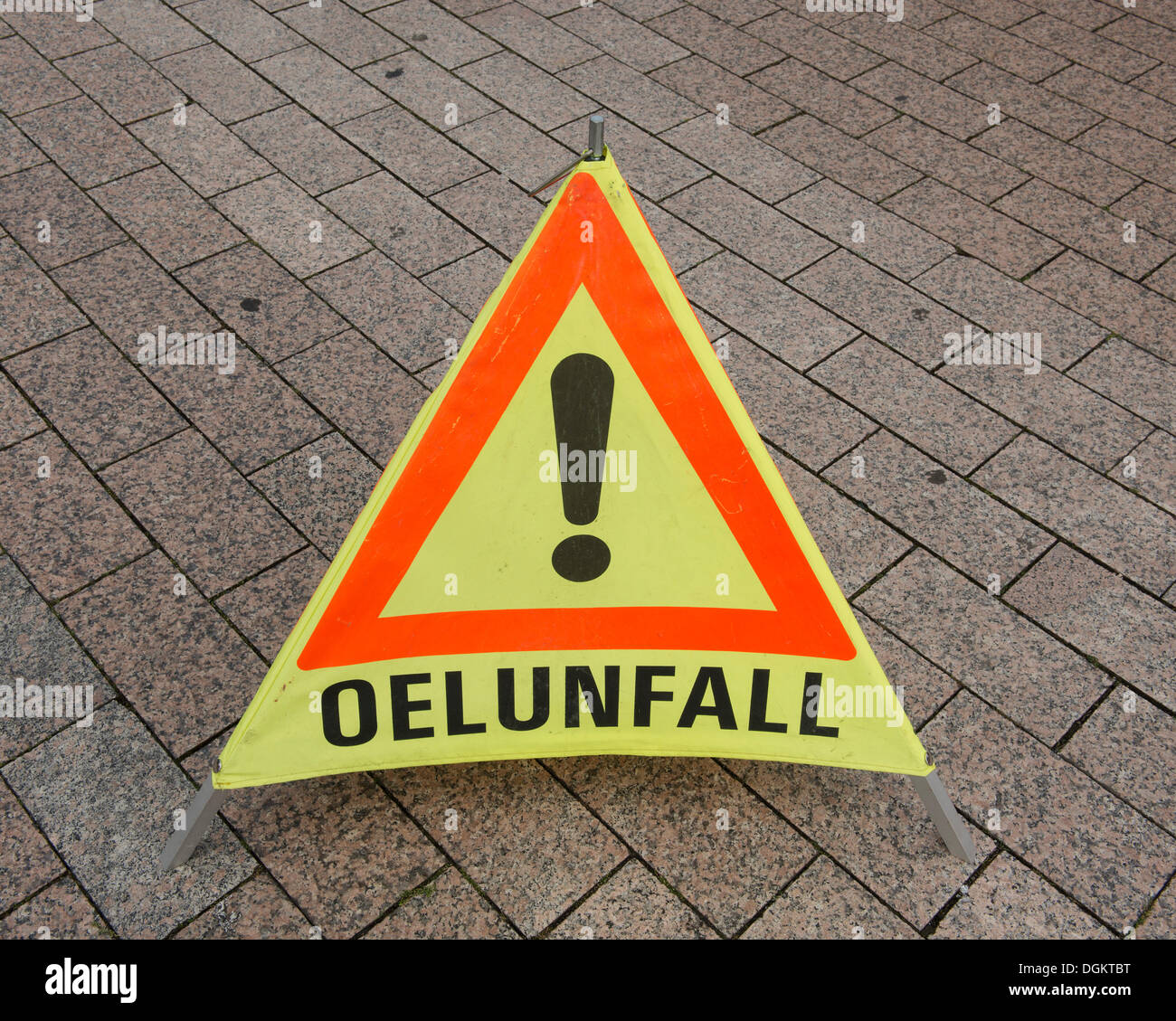 Dreieck, Dreieck, mit Bezug auf "Oelunfall", Deutsch für Ölpest Falten Stockfoto