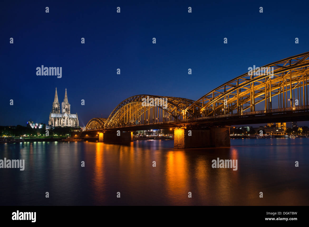 Blick vom Köln-Deutz, das Wallraf-Richartz-Museum, Koelner Dom, Kölner Dom und die Deutz-Brücke in der Nacht, Köln Stockfoto