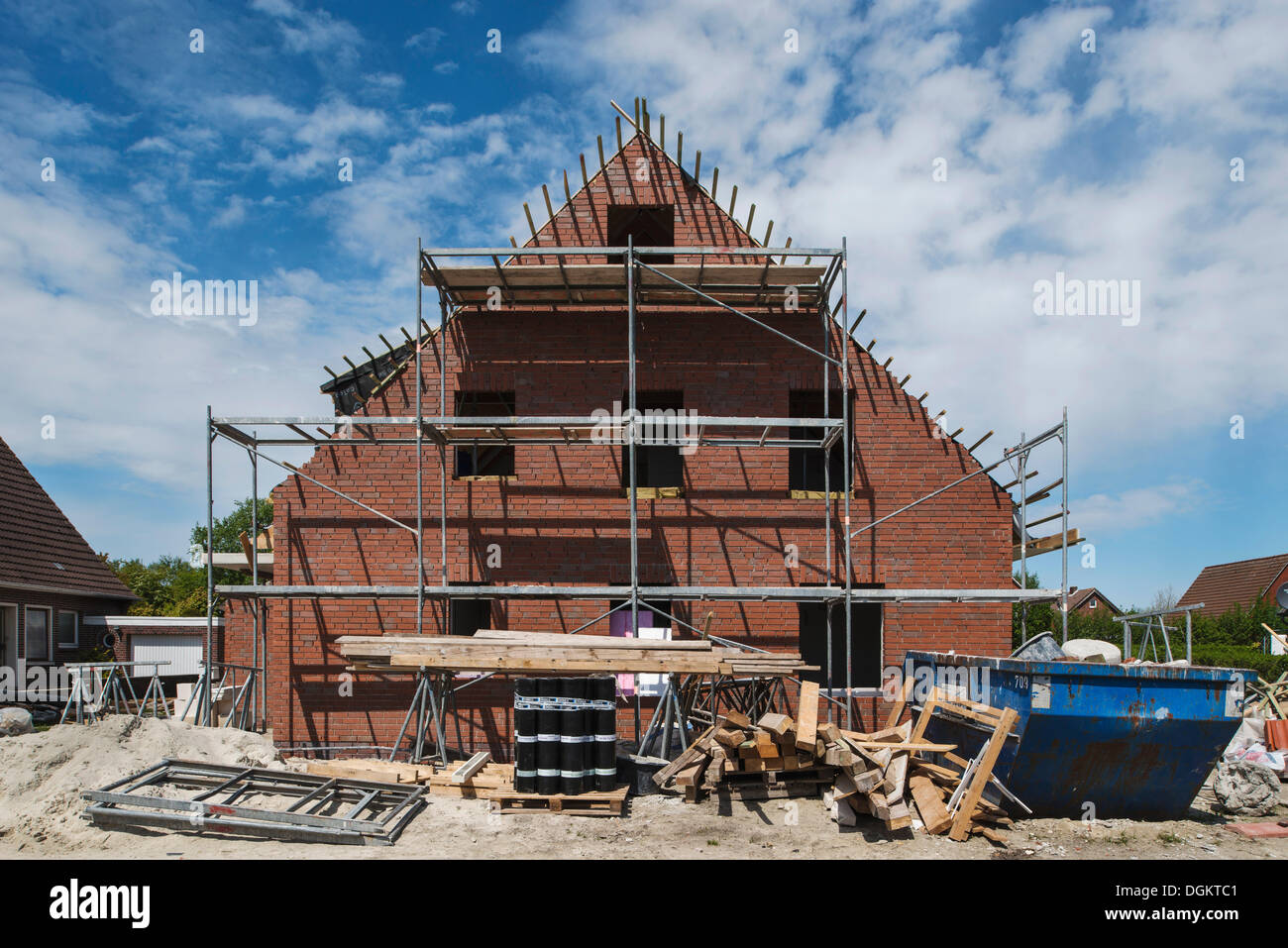 Eingerüstet, Haus, Wohnung, Haufen von Schutt und Baustoffe an der Front, Norden, Ostfriesland, Niedersachsen Stockfoto