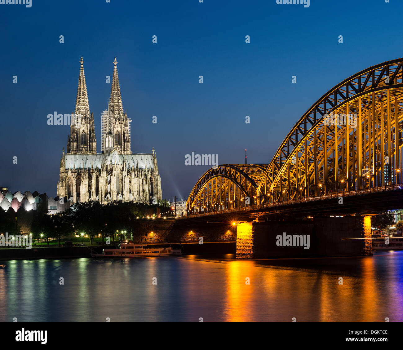 Blick über den Rhein in Richtung Museum Ludwig, Kölner Dom und Hohenzollernbrücke, Nordrhein-Westfalen Stockfoto