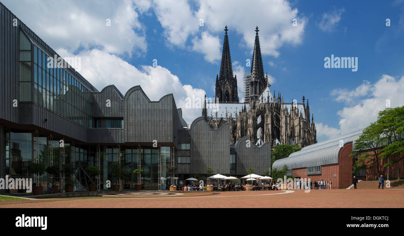Moderne und Geschichte, Museum Ludwig und Kölner Dom, Köln, Nordrhein-Westfalen Stockfoto
