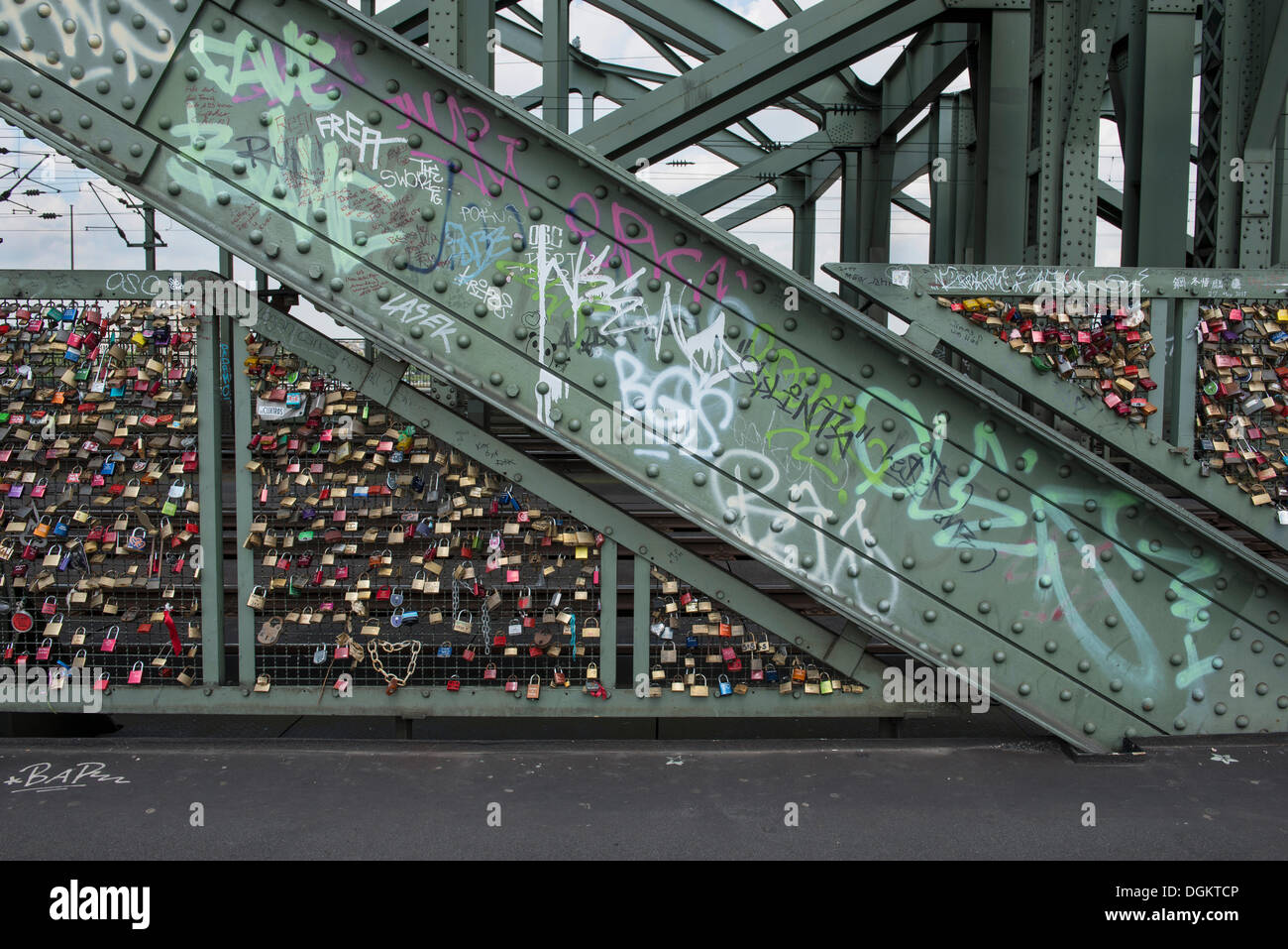 Hohenzollernbrücke, Säulen mit Graffiti und Zäunen voller Liebe Vorhängeschlösser, Köln, Nordrhein-Westfalen Stockfoto
