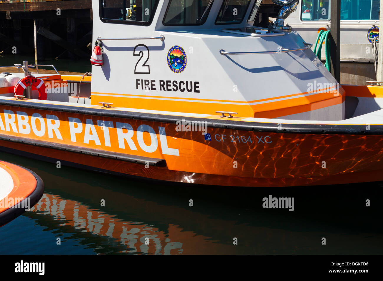 Im Hafen von Santa Barbara, Kalifornien ist ein Hafen Feuer Rettung Patrouillenboot angedockt. Stockfoto