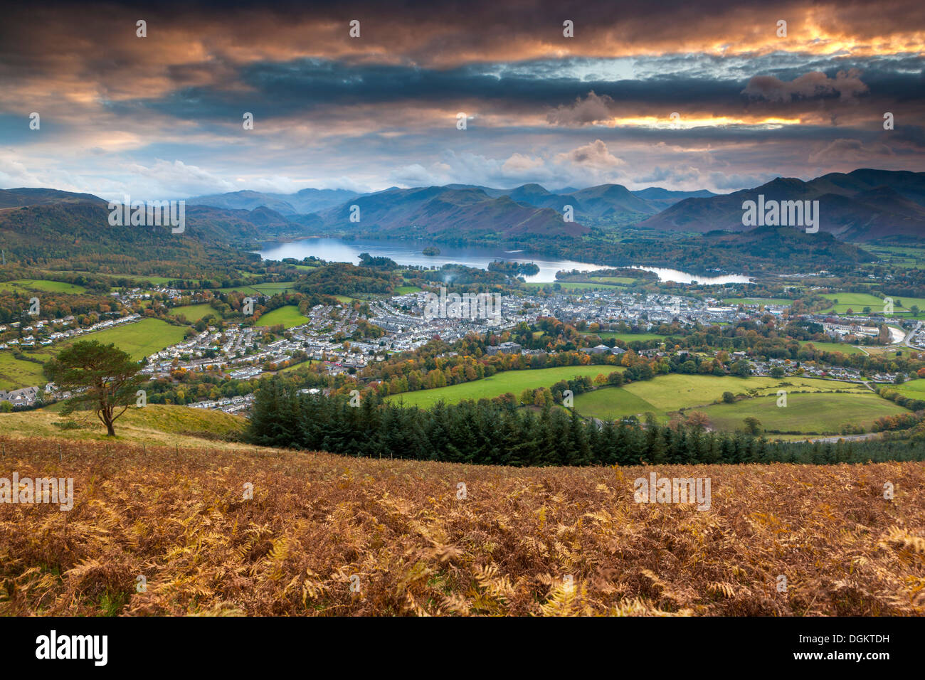 Blick über Keswick und Derwent Water von Latrigg Gipfel in den Lake District National Park. Stockfoto