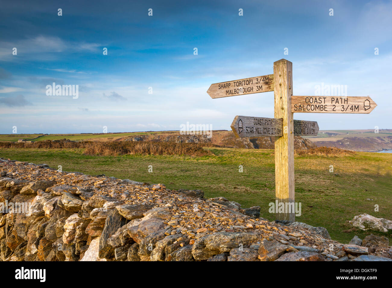 Wegweiser auf dem South West Coast Path in der Nähe von scharfen Tor. Stockfoto