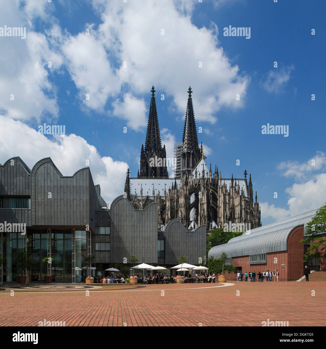 Blick vom Heinrich-Böll-Platz Platz in Richtung Museum Ludwig und Kölner Dom, Köln, Nordrhein-Westfalen Stockfoto