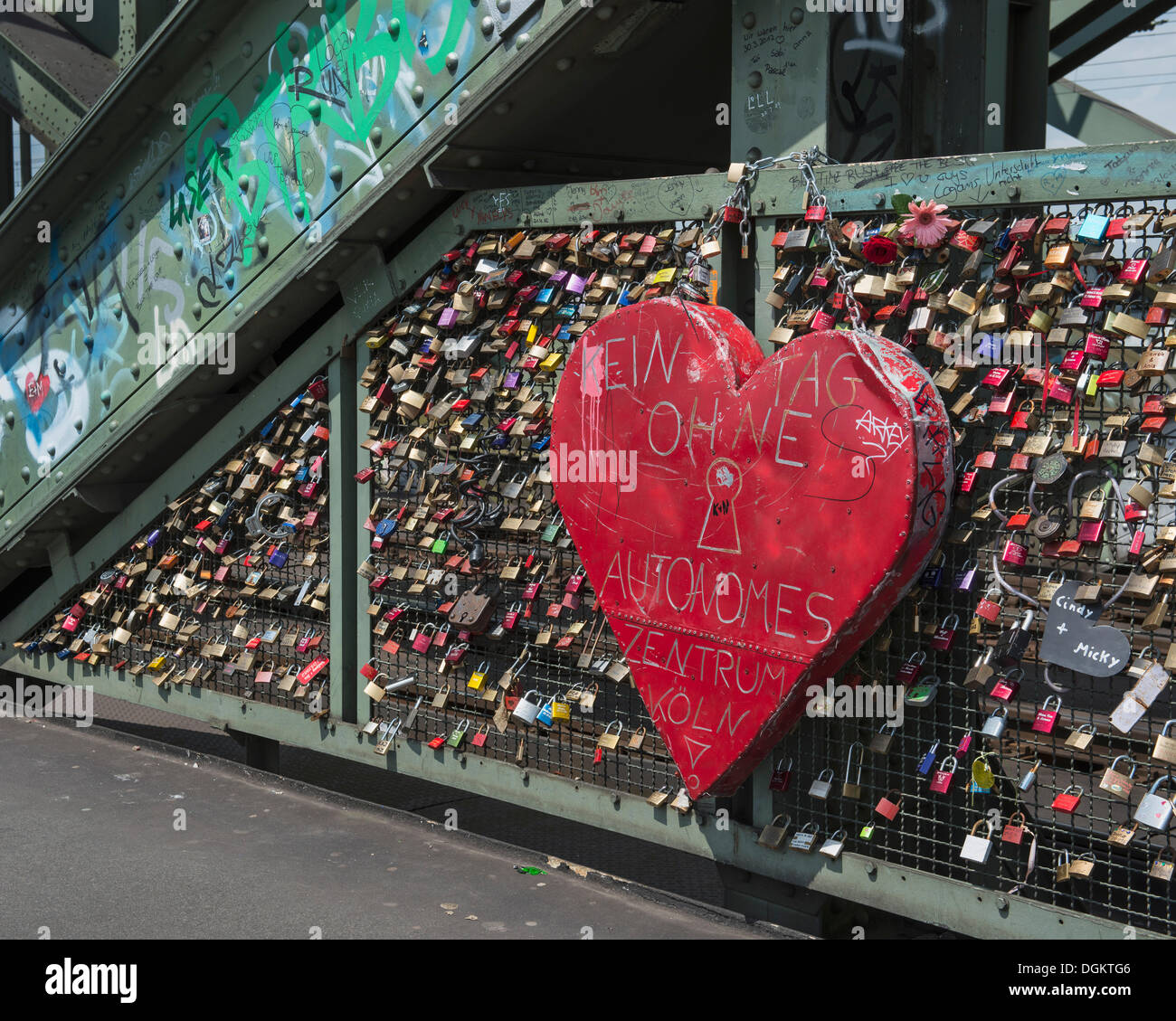 Riesenherz auf einer Brücke mit Liebe Vorhängeschlösser, Hohenzollernbrücke, Köln, Nordrhein-Westfalen Stockfoto