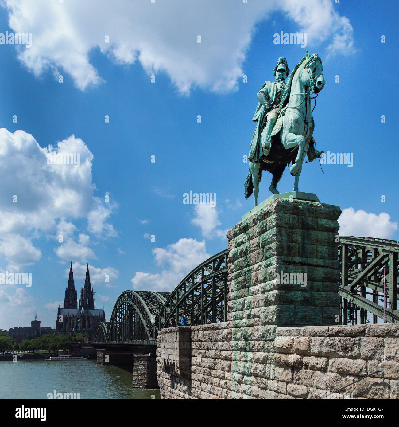 Blick über den Rhein aus dem Reiterstandbild von Kaiser Wilhelm i. von Preußen in Richtung Hohenzollernbrücke, Köln Stockfoto