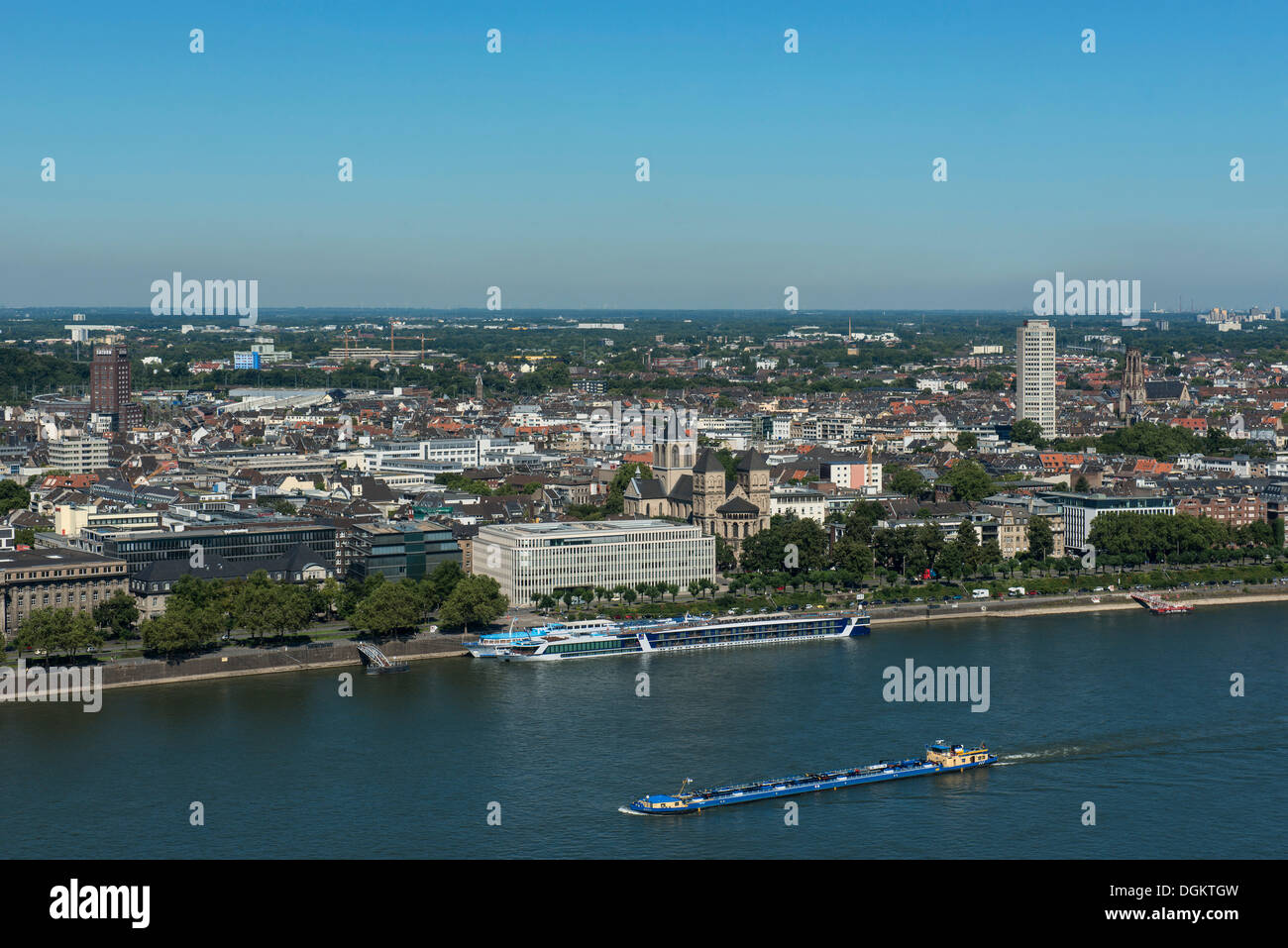Blick auf Neustadt Nord-Bezirk und den Rhein von Deutz gesehen, Schiffe Fracht schwimmt auf dem Rhein, Köln Stockfoto