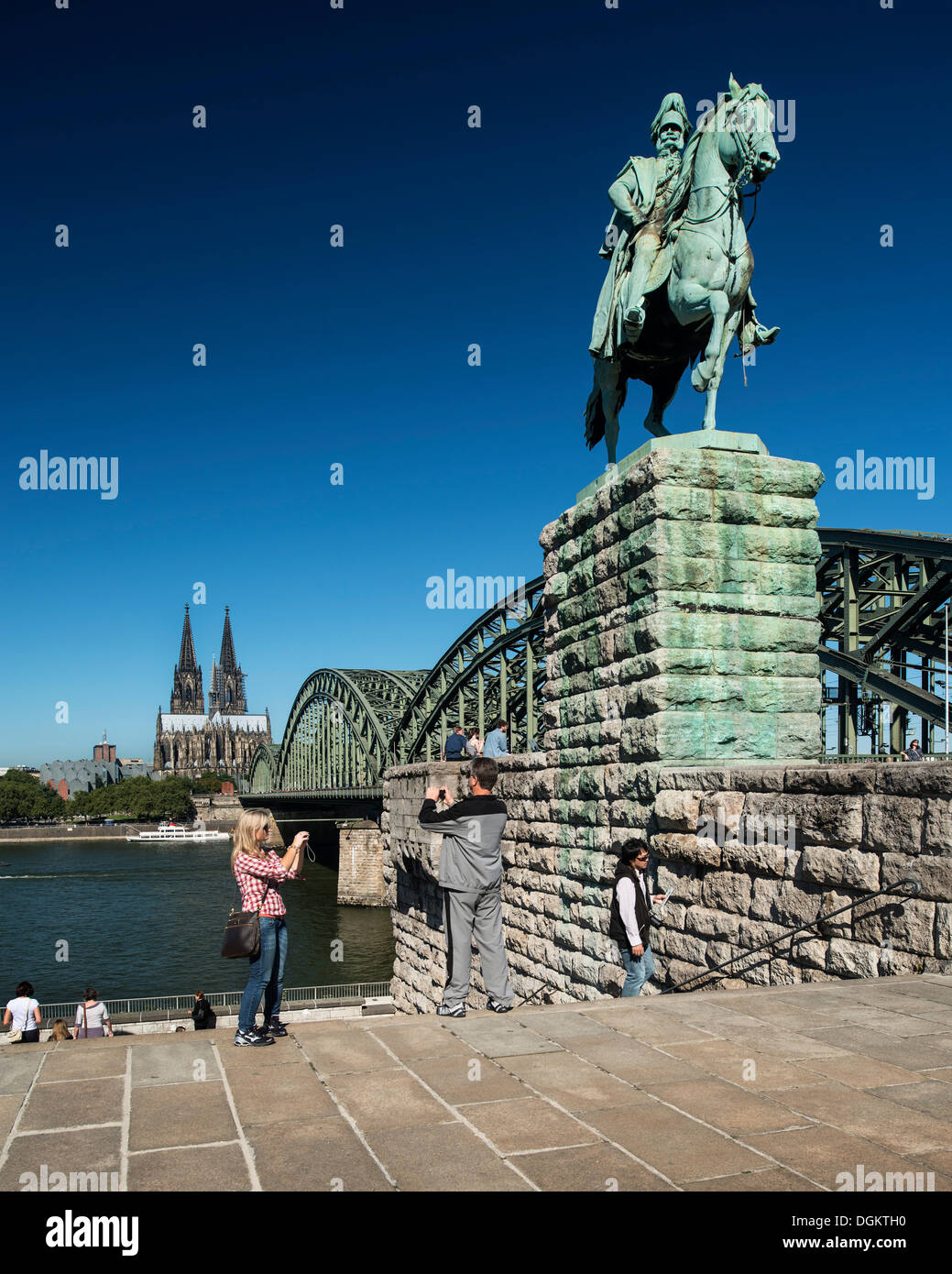 Reiterstandbild von Kaiser Wilhelm i. von Preußen, Deutz, Hohenzollernbruecke Brücke und Kölner Dom auf der Rückseite Stockfoto