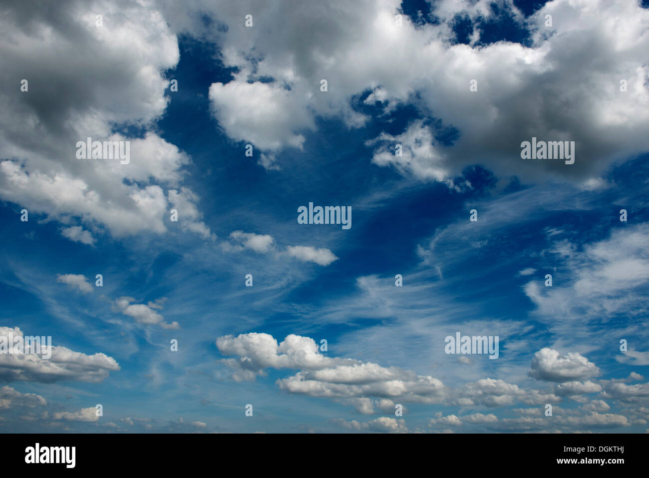 Cumulus und Cirrus-Wolken am Himmel Stockfoto