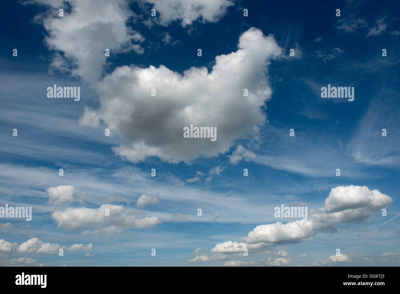 Cumulus-Wolken und Cirruswolken am Himmel Stockfoto