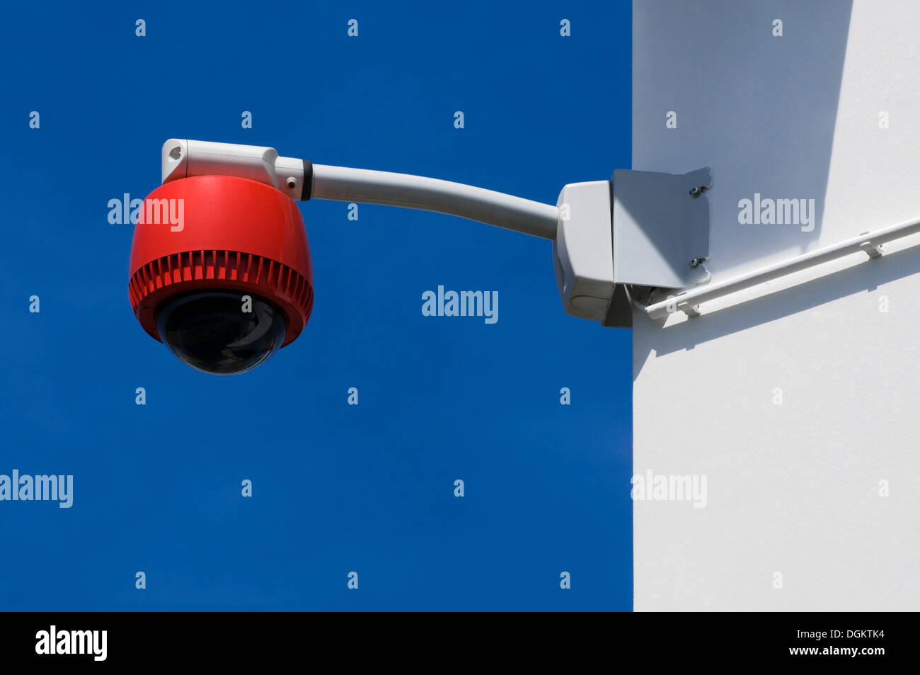 180-Grad-Überwachungs-Kamera an der Ecke des Hauses, Sicherheit, Überwachung Stockfoto