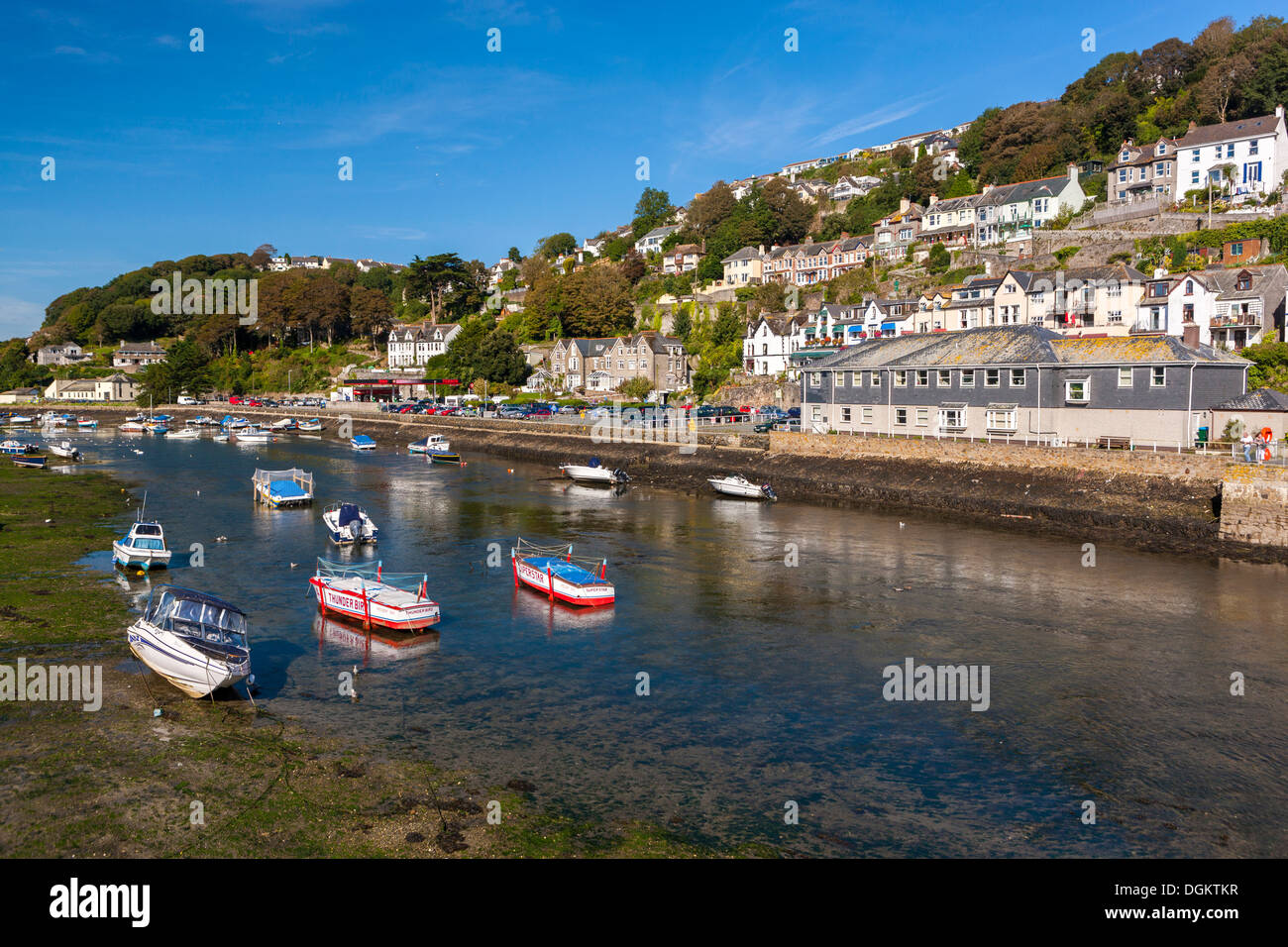 Sportboote und Angelboote/Fischerboote vertäut im Hafen von Looe. Stockfoto