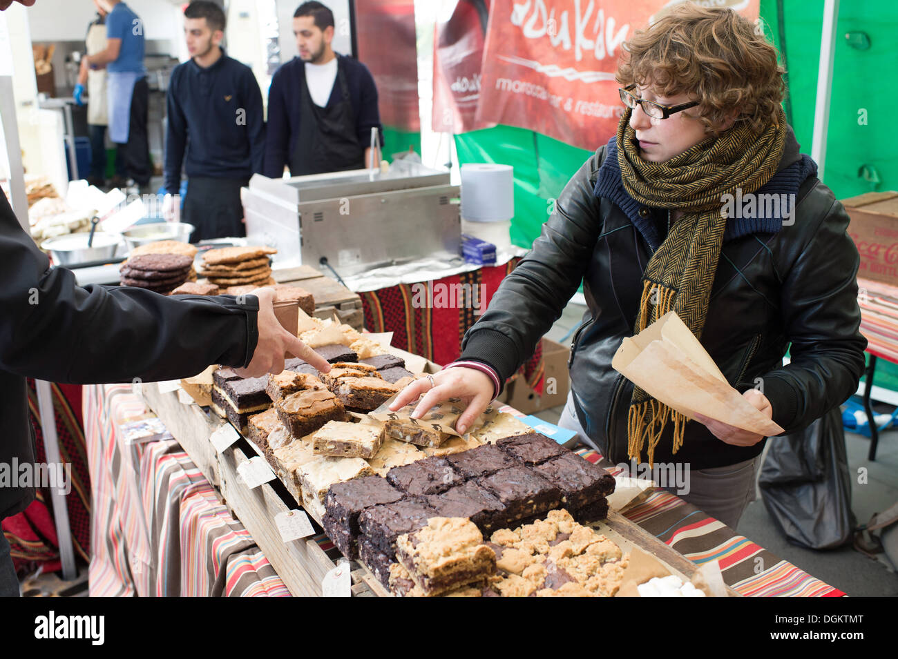 Handwerkliche Bäckereien aus ganz London richten Sie ihre Stände auf der South Bank zu zeigen und verkaufen ihre waren auf das wahre Brot Festiva Stockfoto