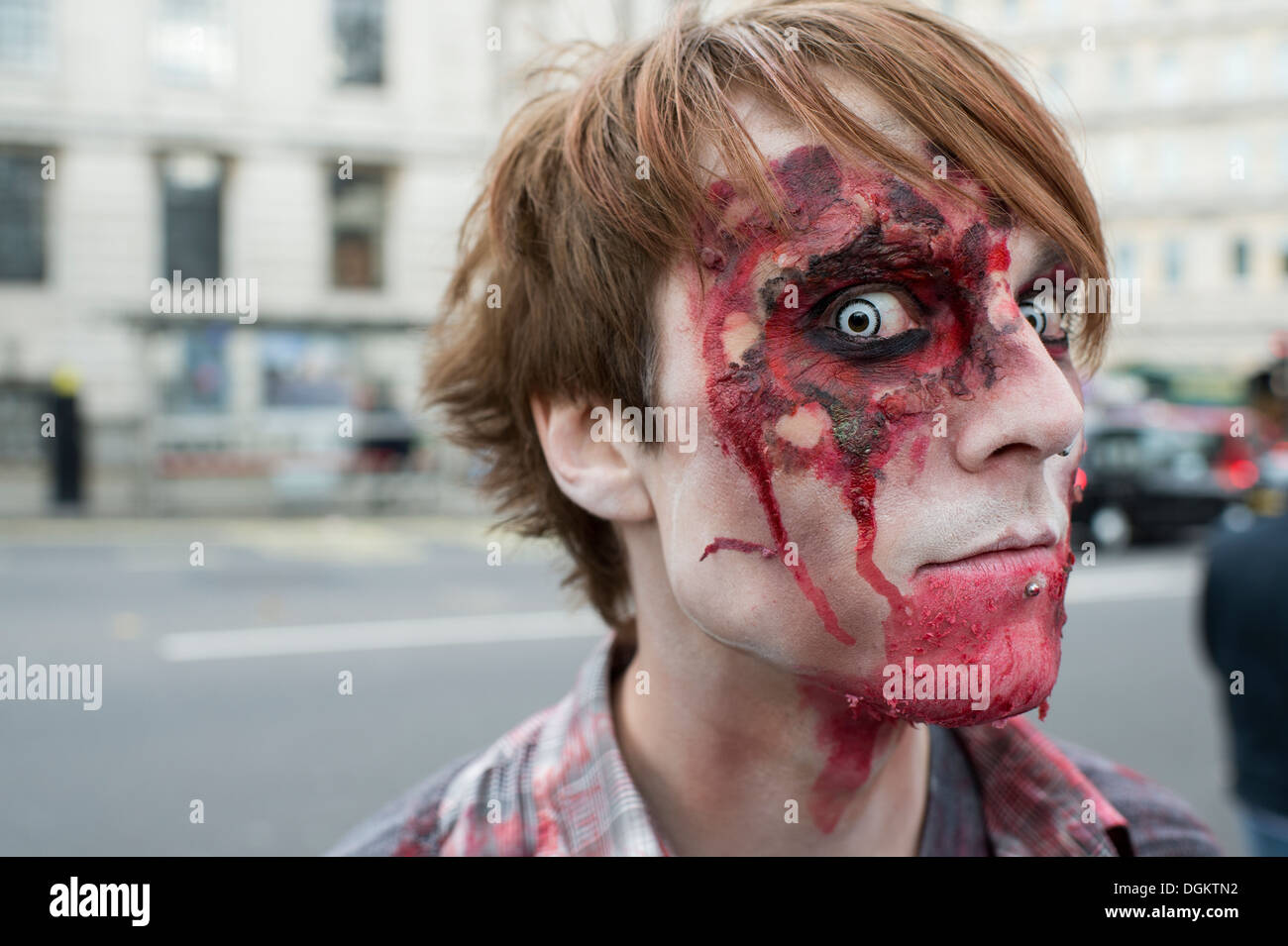 Ein junger Mann verkleidet für einen Zombie Walk im Zentrum von London. Stockfoto
