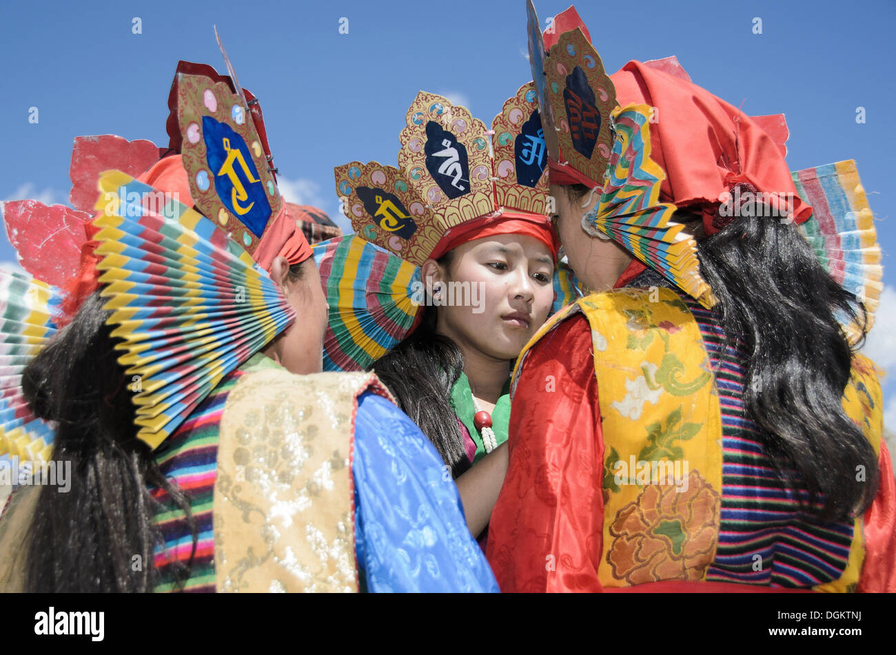 Ladakhi Mädchen bereiten für ein Festival in traditionellen Kostümen. Stockfoto