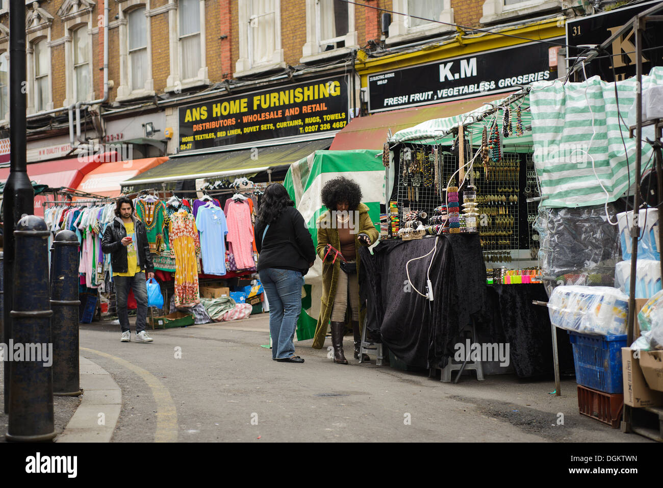 Straßenstände ethnische Kleidung und Schmuck in der Electric Avenue in Brixton. Stockfoto