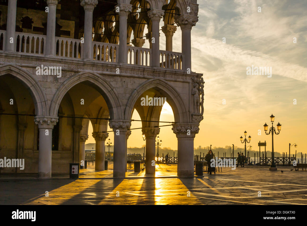 Morgenlicht und Schatten der Dogenpalast in Venedig. Stockfoto