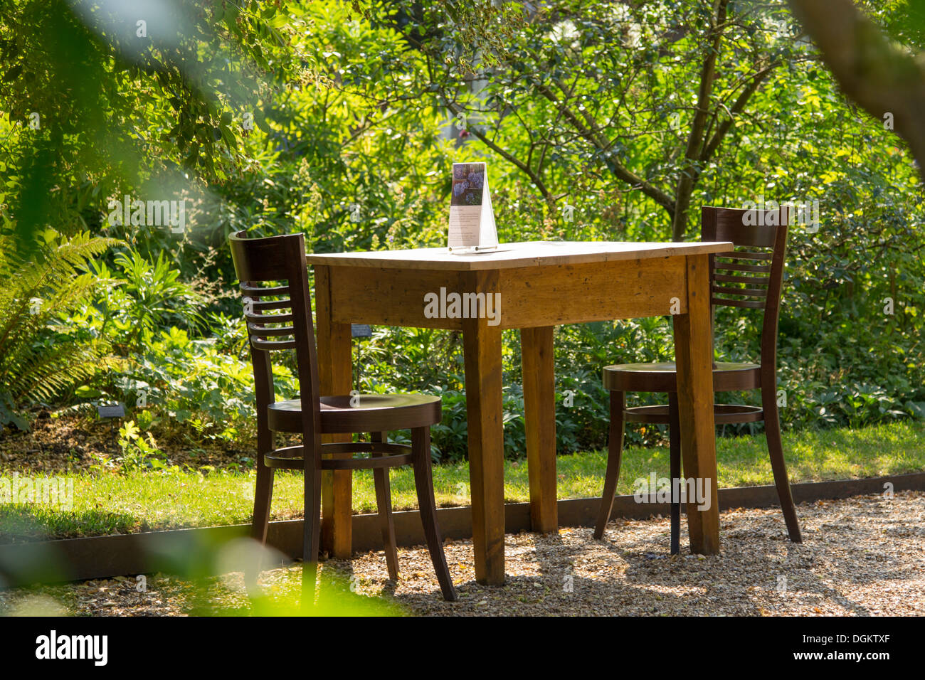 Leere Tabelle und Stühle in Chelsea Physic Garden. Stockfoto
