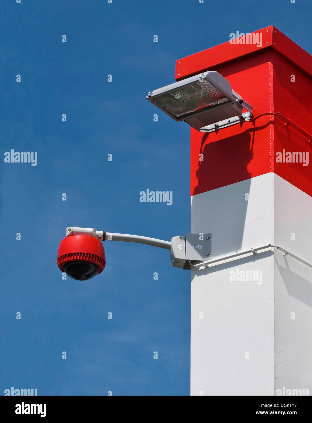360-Grad-Kamera an Wand gegen blauen Himmel, Überwachung, Sicherheit, PublicGround Stockfoto